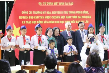 Bà Trương Mỹ Hoa cùng đoàn đại biểu trao 100 suất học bổng tặng học sinh con em kiều bào tại Lào. (Ảnh: Trịnh Dũng)