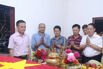 Đại diện Hội người Việt Nam tại Oudomxay (Bắc Lào) dâng hương các anh hùng liệt sĩ. (Ảnh: Trịnh Dũng)