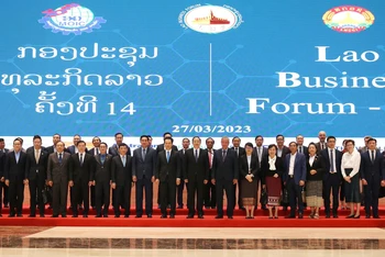 Thủ tướng Chính phủ Lào Sonexay Siphandone và các đại biểu dự Diễn đàn. (Ảnh: Pathed Lao)