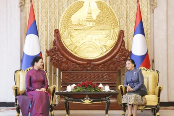 Phó Chủ tịch nước Lào Pany Yathotou và Chủ tịch Hội Liên hiệp Phụ nữ Việt Nam Hà Thị Nga tại buổi tiếp. (Ảnh: Trịnh Dũng)