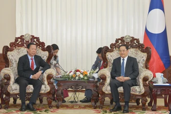 Đồng chí Phan Văn Mãi và Thủ tướng Chính phủ Lào Sonexay Siphandone. (Ảnh: Hải Tiến)