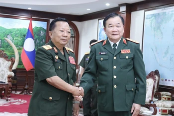 Thứ trưởng Quốc phòng Hoàng Xuân Chiến và Phó Thủ tướng Chính phủ, Bộ trưởng Quốc phòng Lào Chansamone Chanyalath. (Ảnh: Trịnh Dũng)