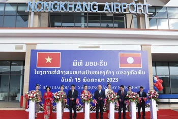 Các đại biểu làm lễ khánh thành, đưa vào sử dụng sân bay Nongkhang tại tỉnh Huaphanh, Lào. (Ảnh: TRỊNH DŨNG)
