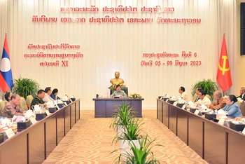 Tổng Bí thư Đảng Nhân dân Cách mạng Lào Thongloun Sisoulith chủ trì hội nghị. (Ảnh: báo Pasaxon)