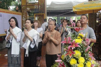Phật tử và kiều bào người Việt tại thủ đô Vientiane dâng hương lễ Phật. (Ảnh: HẢI TIẾN)