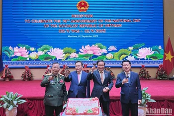 Chủ tịch Quốc hội Lào, các Phó Thủ tướng Chính phủ Lào cùng Đại sứ Nguyễn Bá Hùng nâng ly chúc mừng 78 năm Quốc khánh Việt Nam. (Ảnh: Trịnh Dũng)