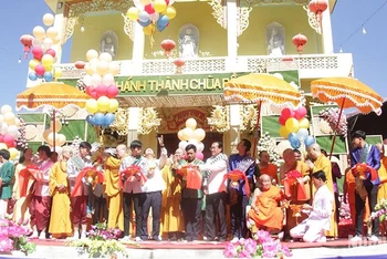 Các đại biểu tham dự buổi lễ cắt băng khánh thành giai đoạn 1, dự án trùng tu Chùa Bồ Đề tại tỉnh Khammuane. (Ảnh: Hải Tiến)
