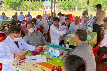 Bác sĩ Việt Nam khám bệnh miễn phí cho người dân tỉnh Khammouan, Trung Lào. (Ảnh: Hải Tiến)