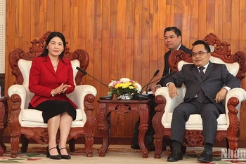 Phó Tổng Kiếm toán nhà nước Việt Nam Hà Thị Mỹ Dung (trái) và Chủ tịch Cơ quan Kiểm toán nhà nước Lào Viengthavisone Thepphachanh. (Ảnh: Hải Tiến)