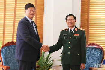 Thượng tướng Nguyễn Tân Cương gặp Thứ trưởng Quốc phòng Philippines Irineo C. Espino. Ảnh: Trịnh Dũng