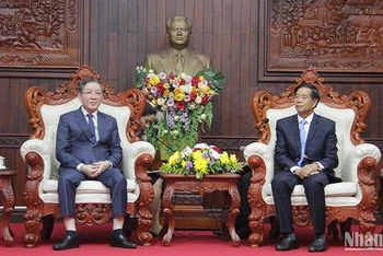 Chủ tịch Trung ương Hội Nông dân Việt Nam Lương Quốc Đoàn (trái) chào xã giao Chủ tịch Trung ương Mặt trận Lào xây dựng đất nước Sinlavong Khoutphaythoune. Ảnh: HẢI TIẾN