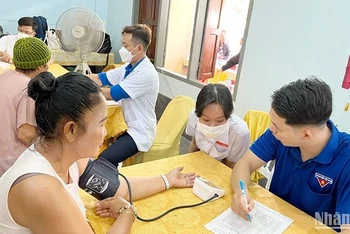 Đoàn công tác khám bệnh cho người dân tỉnh Savannakhet, Nam Lào. Ảnh: Hải Tiến