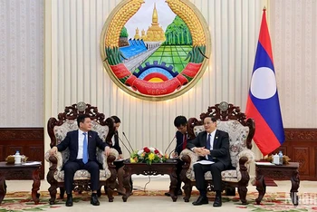 Bộ trưởng Công thương Nguyễn Hồng Diên tiếp kiến Thủ tướng Lào Sonexay Siphandone. Ảnh: Trịnh Dũng