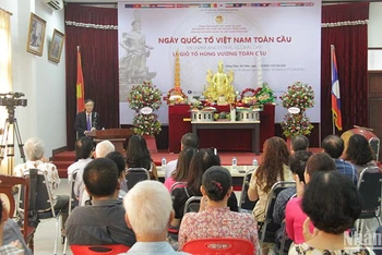 Sáng 18/4, tức ngày 10 tháng 3 Âm lịch, tại thủ đô Vientiane, Tổng hội người Việt Nam tại Lào trang trọng tổ chức Lễ Giỗ Tổ Hùng Vương. (Ảnh: Hải Tiến)