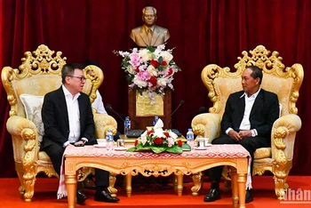 Bí thư, Tỉnh trưởng tỉnh Luang Prabang (bìa phải) tiếp thân mật Tổng Biên tập Lê Quốc Minh cùng Đoàn đại biểu Báo Nhân Dân. (Ảnh: HẢI TIẾN)