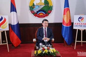 Phó Thủ tướng, Bộ trưởng Ngoại giao Lào Saleumxay Kommasith trả lời phỏng vấn báo chí. (Ảnh: Hải Tiến)