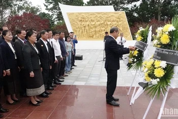 Các đại biểu đặt vòng hoa, dâng hương tại Đài tưởng niệm Liên minh chiến đấu Lào-Việt Nam tỉnh Xiengkhouang. (Ảnh: Hải Tiến)