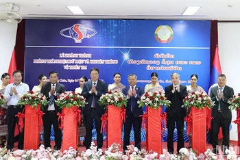 Các đại biểu cắt băng khánh thành Phòng thí nghiệm dữ liệu và truyền thông về thiên tai tại Lào. (Ảnh: HẢI TIẾN)