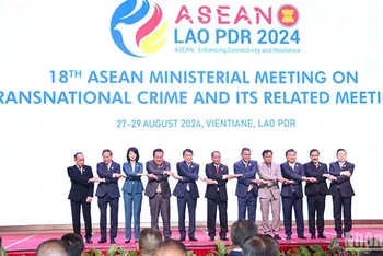 Các Trưởng đoàn đại biểu tham dự Hội nghị và Tổng thư ký ASEAN cùng chụp ảnh lưu niệm. (Ảnh: HẢI TIẾN)