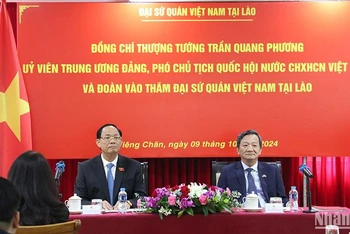 Phó Chủ tịch Quốc hội Trần Quang Phương (bên trái) cùng Đại sứ Nguyễn Minh Tâm.