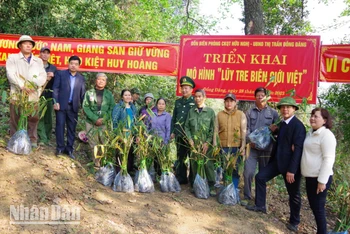 Đồn Biên phòng cửa khẩu quốc tế Hữu Nghị (huyện Cao Lộc) tặng cây tre Bát Độ cho người dân các thôn bản giáp biên.