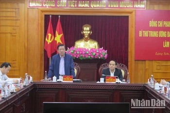 Đồng chí Phan Đình Trạc phát biểu ý kiến tại buổi làm việc với lãnh đạo tỉnh Lạng Sơn.