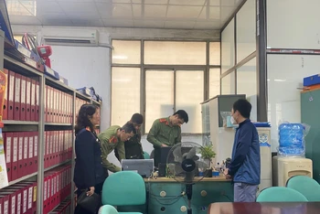 Cơ quan điều tra công an tỉnh Lạng Sơn, kiểm tra thu giữ các tài liệu tại Công ty đăng kiểm cơ giới tỉnh Lạng Sơn.