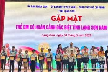 Đại diện lãnh đạo Ủy ban nhân dân tỉnh Lạng Sơn tặng quà cho trẻ em có hoàn cảnh đặc biệt trên địa bàn tỉnh.