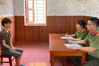 Đối tượng Trần Văn Dự khai nhận hành vi cưỡng đoạt tài sản trước Cơ quan Cảnh sát điều tra, Công an tỉnh Lạng Sơn.