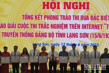 Chủ tịch Ủy ban nhân dân tỉnh Lạng Sơn trao tặng bằng khen cho các tập thể và cá nhân có thành tích xuất sắc trong phong trào thi đua đặc biệt.