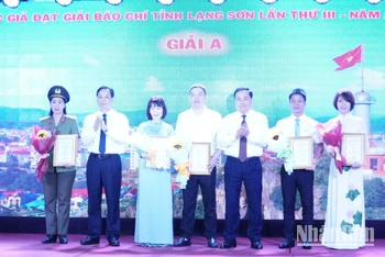 Đại diện lãnh đạo Tỉnh ủy, Ủy ban nhân dân tỉnh Lạng Sơn trao giải cho các tác giả đoạt giải A.