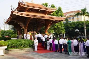 Đoàn lãnh đạo Tỉnh ủy, Hội đồng nhân dân, Ủy ban nhân dân tỉnh Lạng Sơn dâng hương, tại khuôn viên lưu niệm Chủ tịch Hồ Chí Minh.