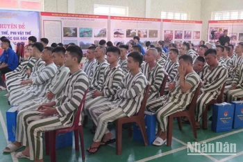 Các phạm nhân ở Trại tạm giam Công an tỉnh Lạng Sơn dự Chương trình:" Vì ngày mai tươi sáng" .