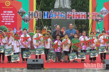 Đại diện lãnh đạo Ủy ban nhân dân tỉnh Lạng Sơn tặng quà bánh trung thu cho các em học sinh tiêu biểu của thành phố Lạng Sơn.