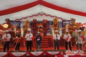 Các Đại biểu cùng nhà đầu tư tham gia nghi lễ khởi công xây dựng Khu đô thị phía đông nam thị trấn Đồng Mỏ, Chi Lăng (Lạng Sơn). 