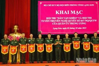 Các đội thi Hội thi "Dân vận khéo" của Bộ đội biên phòng Lạng Sơn nhận cờ lưu niệm của Ban tổ chức.