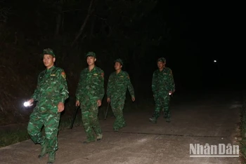 Cán bộ chiến sĩ, đồn biên phòng cửa khẩu Chi Ma, Lộc Bình (Lạng Sơn) tuần tra, kiểm soát ngăn chặn gia cầm nhập lậu trên đường biên giới.