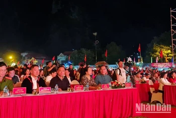 Đại diện lãnh đạo tỉnh Lạng Sơn, cùng đông đảo bà con nhân dân các dân tộc tham gia lễ hội.