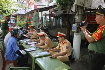Phòng cảnh sát giao thông tỉnh Lạng Sơn, chủ trì phối hợp với tổ điều lệnh công an tỉnh, phòng cảnh sát cơ động, tăng cường kiểm tra vi phạm nồng độ cồn.