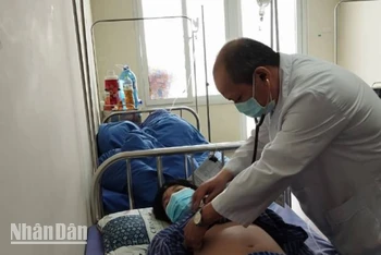 Bác sĩ Bệnh viện đa khoa Lạng Sơn theo dõi, điều trị bệnh nhân viêm màng não do não mô cầu.