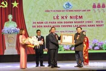 Đại diện lãnh đạo UBND tỉnh Lạng Sơn trao Huân chương Lao động hạng Nhất cho lãnh đạo Công ty Cổ phần vật tư nông nghiệp tỉnh Lạng Sơn.
