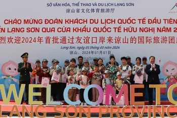 Lạng Sơn chào đón đoàn khách du lịch quốc tế đầu tiên năm 2024,qua cửa khẩu quốc tế Hữu Nghị, Cao Lộc, (Lạng Sơn).