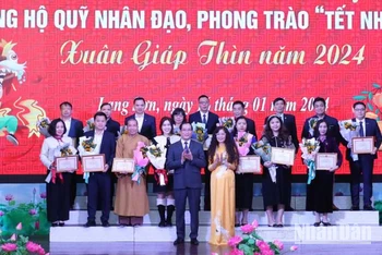 Đại diện lãnh đạo Ủy ban nhân dân tỉnh Lạng Sơn trao biển ghi nhận những tấm lòng vàng của các tổ chức, đơn vị, doanh nghiệp, nhà hảo tâm... có nhiều đóng góp cho Quỹ Nhân đạo của tỉnh.