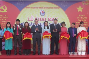 Đại diện lãnh đạo tỉnh Lạng Sơn tham gia cắt băng khai mạc Hội báo Xuân Giáp Thìn năm 2024.