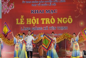 Các đội văn nghệ quần chúng ở huyện Hữu Lũng (Lạng Sơn) tham gia biểu diễn văn nghệ tại Lễ hội Trò Ngô.