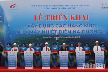 Các đại biểu tham gia bấm nút triển khai xây dựng Nhà máy Nhiệt điện Na Dương II.