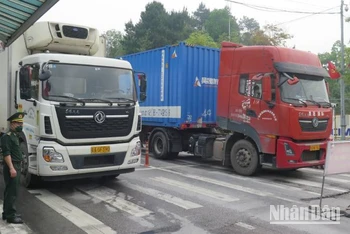 Các xe chở hàng hóa, chờ làm thủ tục thông quan qua cửa khẩu quốc tế Hữu Nghị, Cao Lộc, (Lạng Sơn). 
