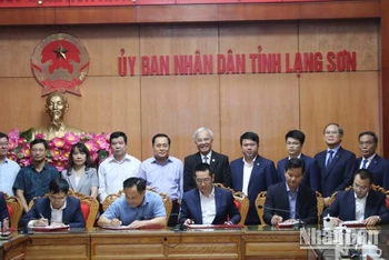 Đại diện lãnh đạo Ủy ban nhân dân tỉnh Lạng Sơn và liên doanh nhà đầu tư ký kết Hợp đồng BOT dự án cao tốc cửa khẩu Hữu Nghị-Chi Lăng.