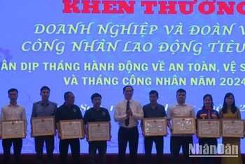Lãnh đạo Ủy ban nhân dân tỉnh Lạng Sơn tặng Bằng khen cho các tập thể và cá nhân có thành tích xuất sắc trong an toàn, vệ sinh, lao động.