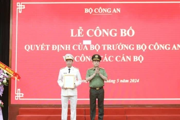 Thứ trưởng Bộ Công an Lê Quốc Hùng, trao quyết định của Bộ trưởng Công an cho Đại tá Vũ Như Hà. ( Ảnh: Công an tỉnh Lạng Sơn)
